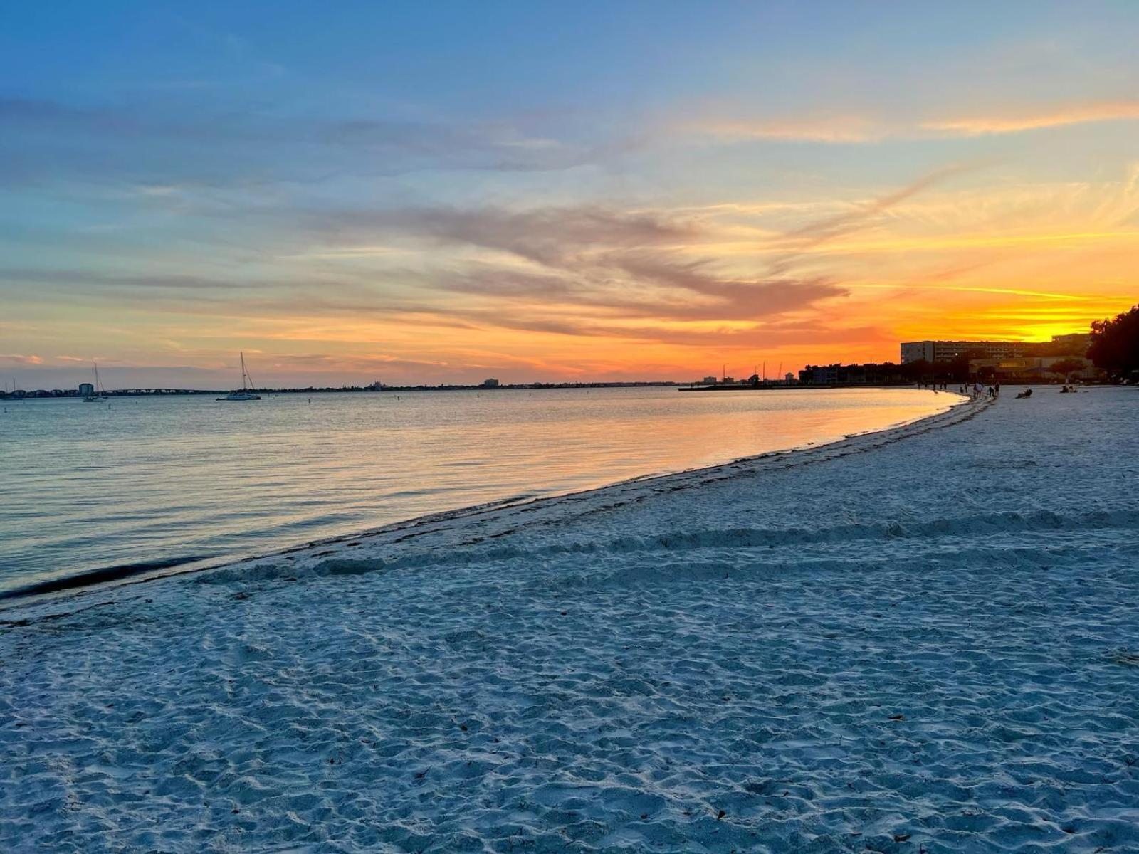 Gorgeous Beach Condo Сент-Питерсберг Экстерьер фото